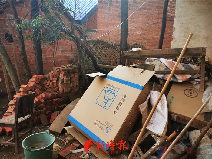 老张家院子里的轮椅包装,据了解为当地人所送