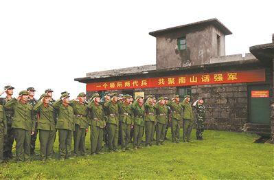 武警湖南总队邵阳支队城步中队官兵与老兵们南山相聚,共话强军。 卢海坤 摄