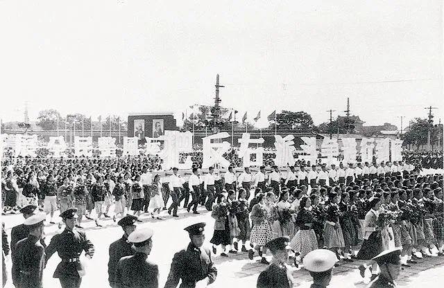 “反右派”的标语赫然出现在1957年国庆游行的队伍中。(图片来源:人民网)