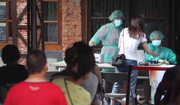 万华区剥皮寮快筛站排队人潮 图源:台媒
