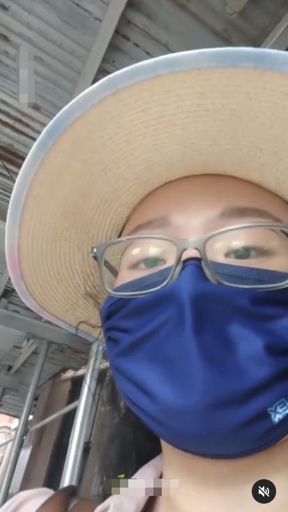 摆脱纠缠后,女子无奈摇头