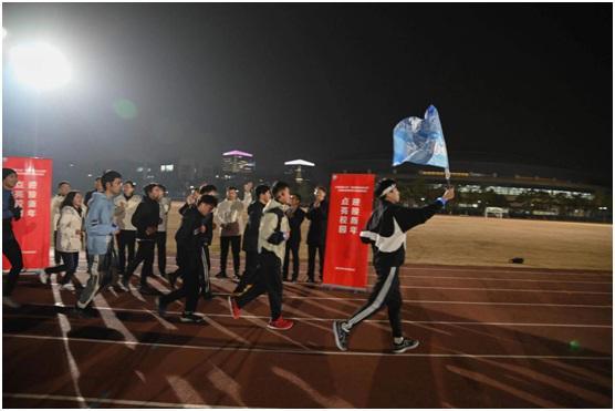 他们在东海大船上迎来新年第一个日出，元旦气象可不止升国旗、写福字、献爱心