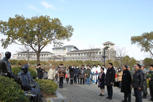 他们在东海大船上迎来新年第一个日出，元旦气象可不止升国旗、写福字、献爱心