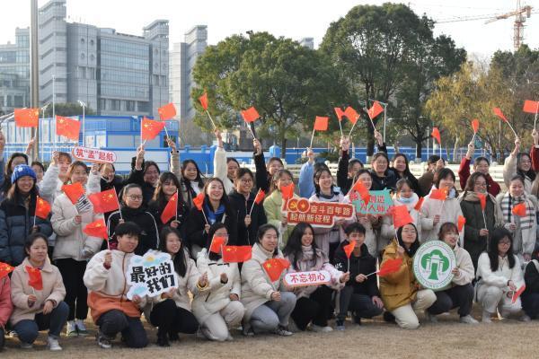 他们在东海大船上迎来新年第一个日出，元旦气象可不止升国旗、写福字、献爱心