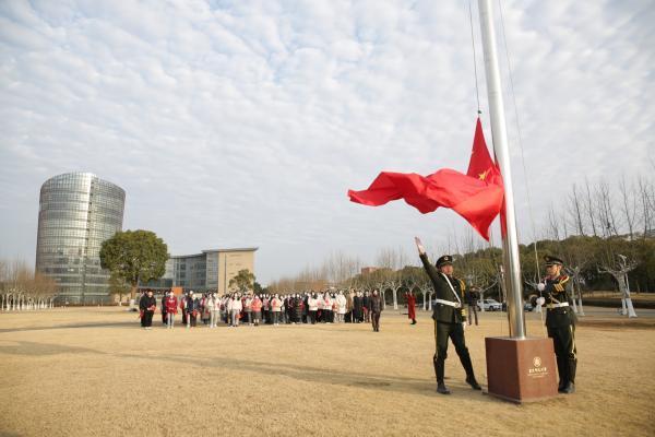 他们在东海大船上迎来新年第一个日出，元旦气象可不止升国旗、写福字、献爱心