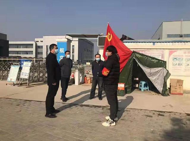 卤阳湖开发区党工委班子成员慰问疫情防控一线工作人员