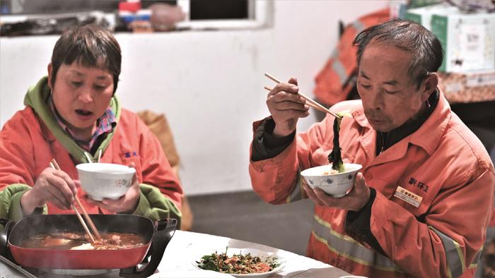 曾经的掏粪工对焦“城市美容师” “同进同出”好多天并送新年礼物