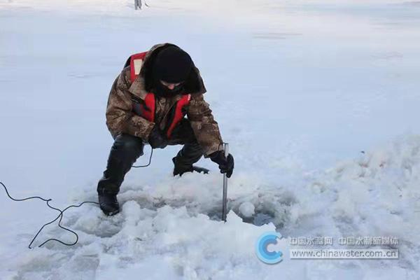 黑龙江省水利厅安委会实地检查哈尔滨水文站冬季测流安全作业情况