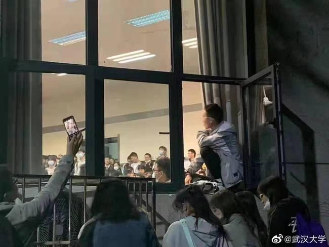 武大教授讲恋爱心理学走红后喊招生难：想学的进不来