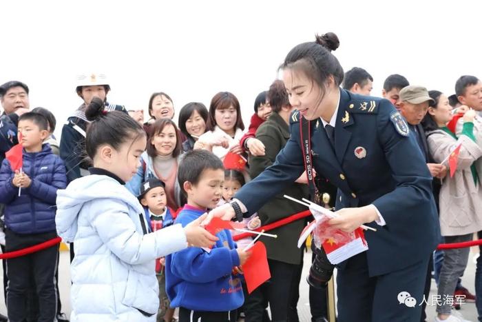 六小龄童点赞转发，这名海军女士官的作品全网刷屏了！