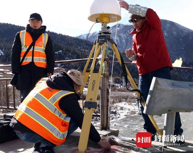 揭开山峰测量技术地空协作的秘密：天上的卫星拍照 地面的人找“坐标”接应