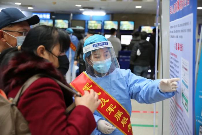 ▲军人家属前来咨询就医流程