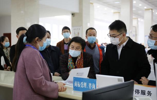 江西省赣州市市场监管局开展“将心比心 终端体验—局长走流程”活动