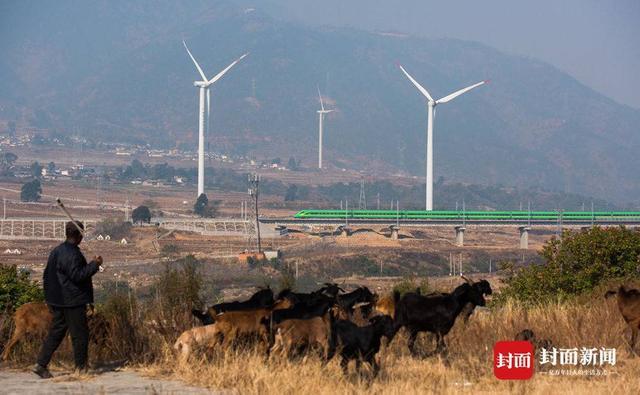 动车开进大凉山！凉山州发改委副主任陈星：从此发展有了更多想象