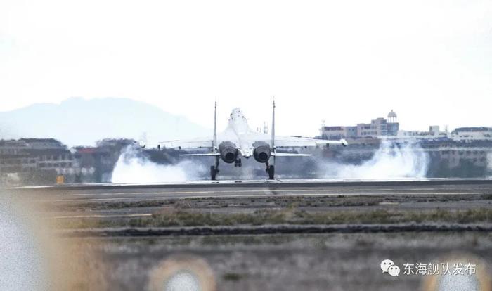 霸气开飞！“海空雄鹰”挂弹升空云端对决