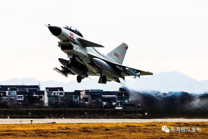 霸气开飞！“海空雄鹰”挂弹升空云端对决