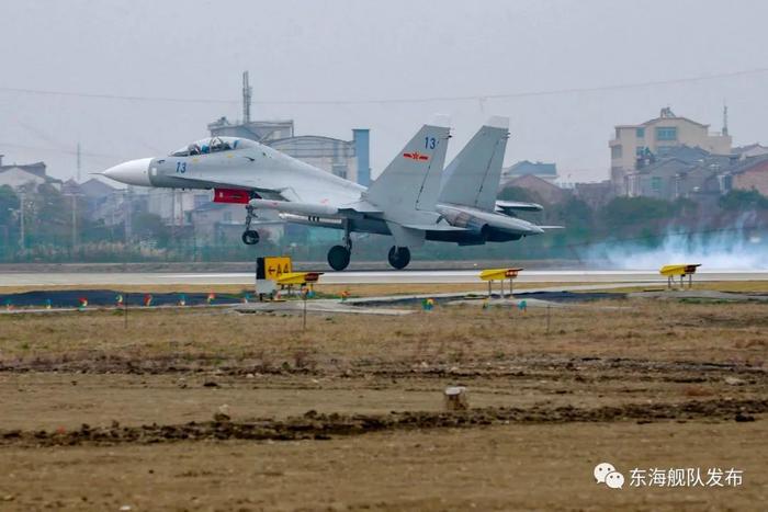 霸气开飞！“海空雄鹰”挂弹升空云端对决