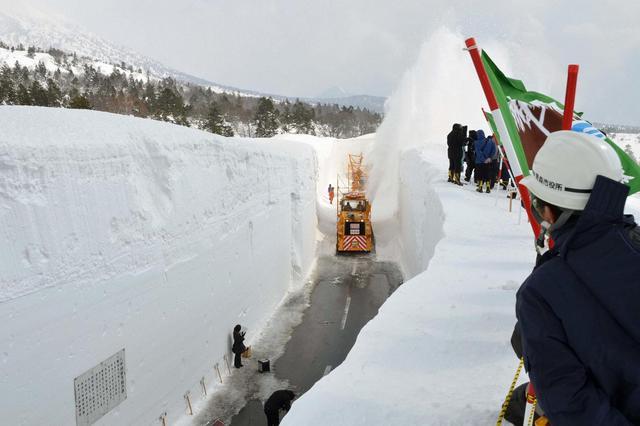 雪地踢球练技术，铲雪练体能！冰雪胜地中走出日本冠军足球队