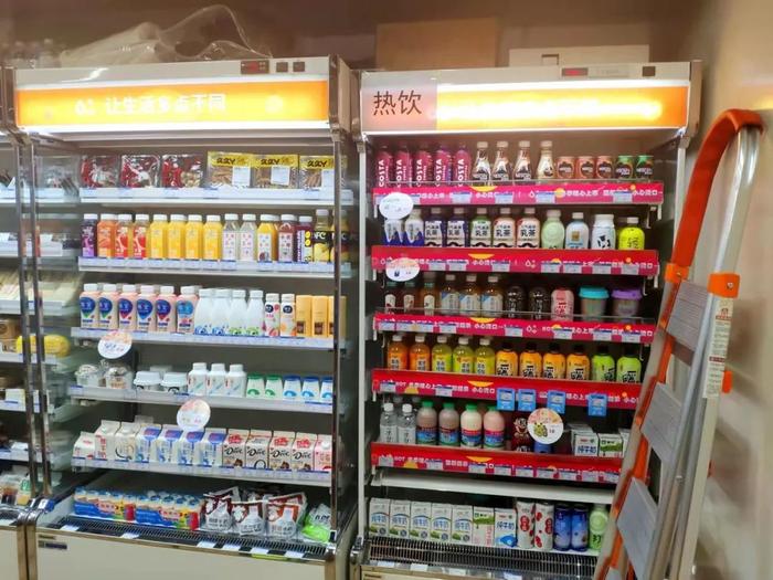 (地铁便利店冷热饮货架,刘雪儿拍摄)