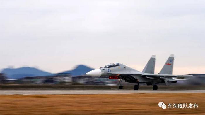 霸气开飞！“海空雄鹰”挂弹升空云端对决