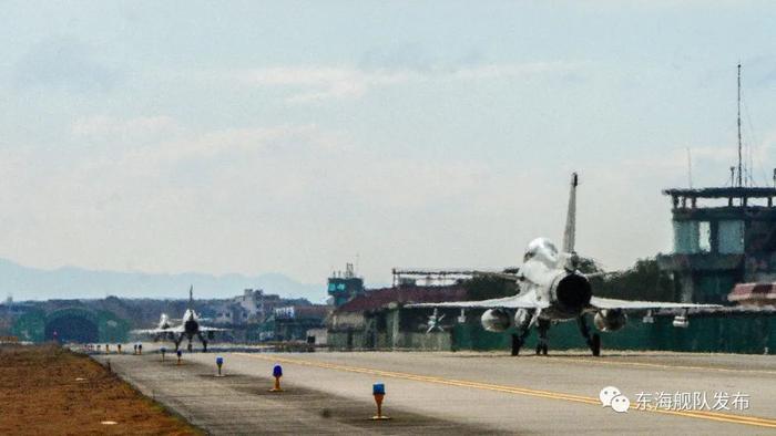 霸气开飞！“海空雄鹰”挂弹升空云端对决