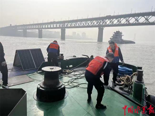 长江武汉航道局助力船企保安全增效益