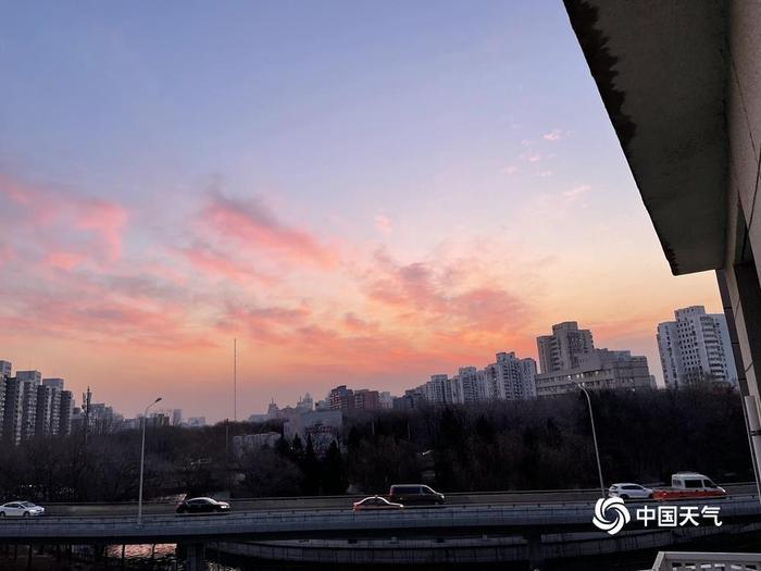 梦幻！北京粉紫色朝霞再现天空 扮靓冬日清晨