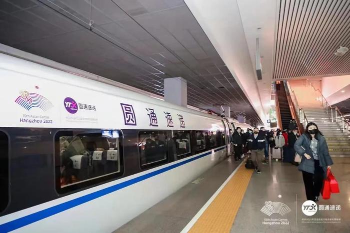 中国快递携手中国高铁――“圆通速递”冠名高铁列车在沪首发