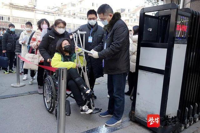 江苏省普通高中学业水平合格性考试开考，来看泰州市田家炳实验中学考点暖心的一幕