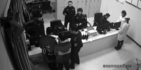 12岁少年到派出所“举报”亲妈，民警还点赞，咋回事？