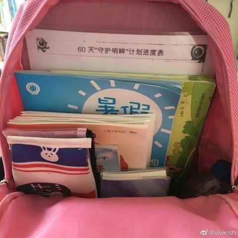 小学生用塑料袋当书包装课本，你家有同款吗？