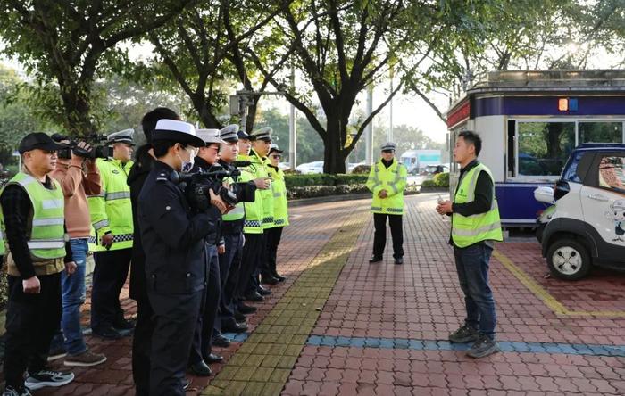 广西首条！“自己会走路”的潮汐车道，机器人管控通行