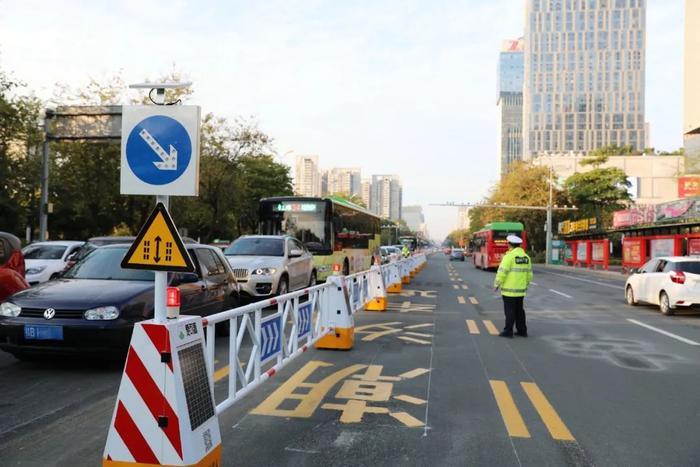 广西首条！“自己会走路”的潮汐车道，机器人管控通行