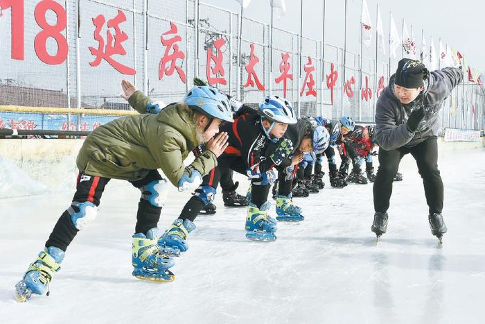 保证每人每天滑冰一小时，农村学校人人会滑冰 海陀山下太平少年