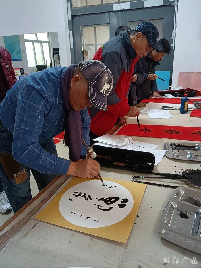 赵都印社走进邯郸新闻传媒中心（集团）迎春送福