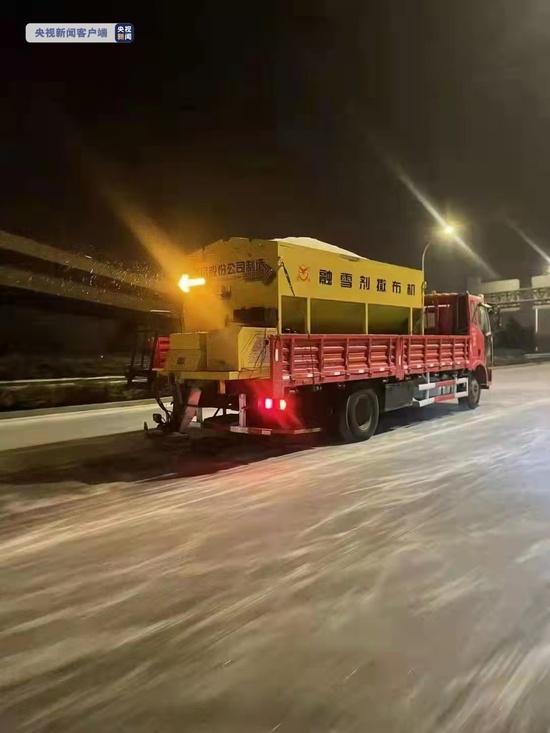 天津交通运输部门连夜除雪保畅通 各条高速恢复开启