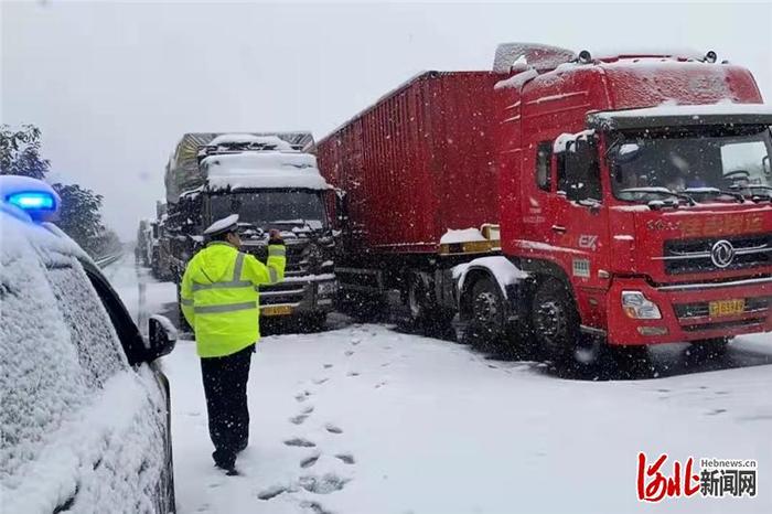 河北秦皇岛：高速交警昌黎大队迎战“春运”首场降雪