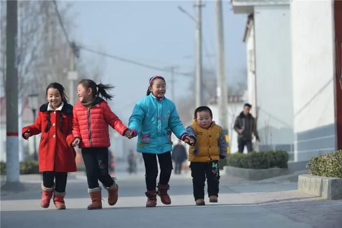 全国出生人口持续下降，会给乡村发展带来哪些影响？三孩政策何时奏效？