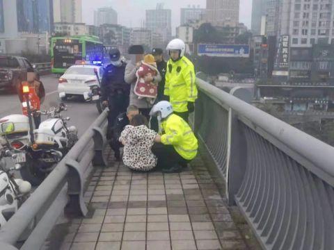 女婴放冰冷的地上，女子爬上了沱一桥栏杆……