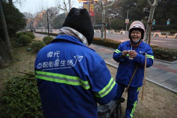 环卫工人也有大学生、两会代表，这个新春视频带你了解他们另一面