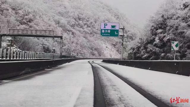 雅西高速降雪已持续21小时，高速公安将组织编队带道，解决滞留车辆通行问题