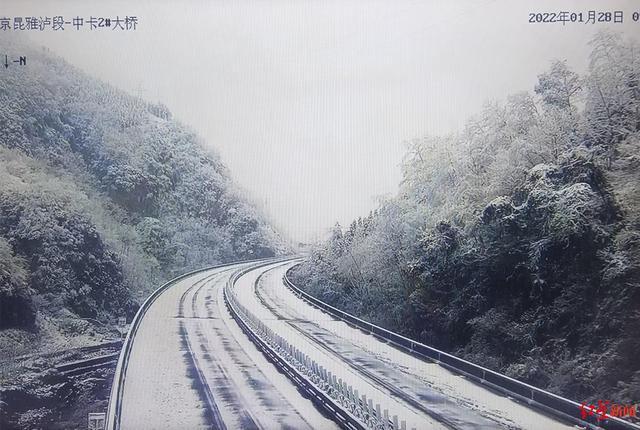 雅西高速降雪已持续21小时，高速公安将组织编队带道，解决滞留车辆通行问题