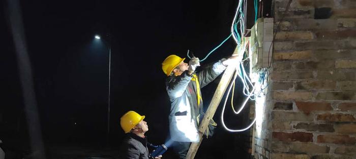 湖南永州道县：年夜饭刚做好，村民一个电话马上出发修电