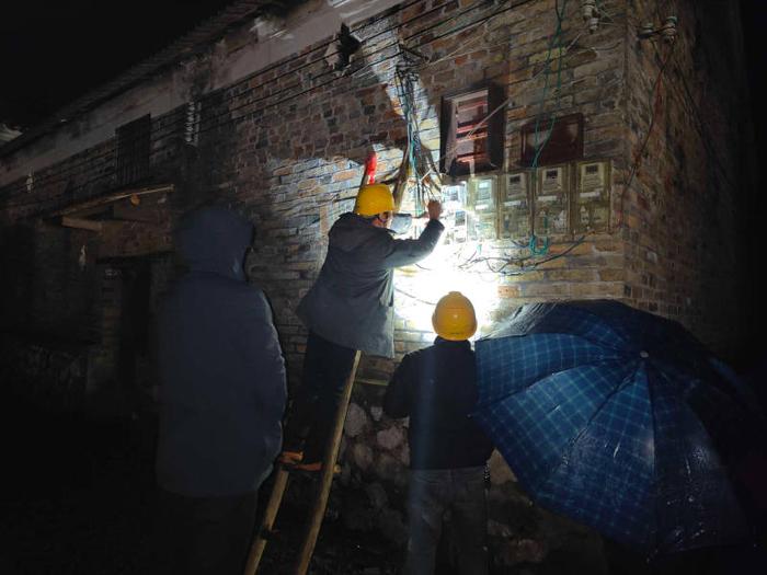 湖南永州道县：年夜饭刚做好，村民一个电话马上出发修电