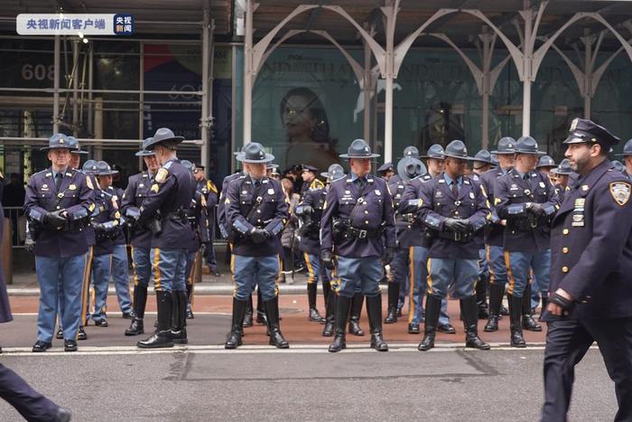 美国纽约数万警察聚集 悼念遭枪击身亡的年轻同事