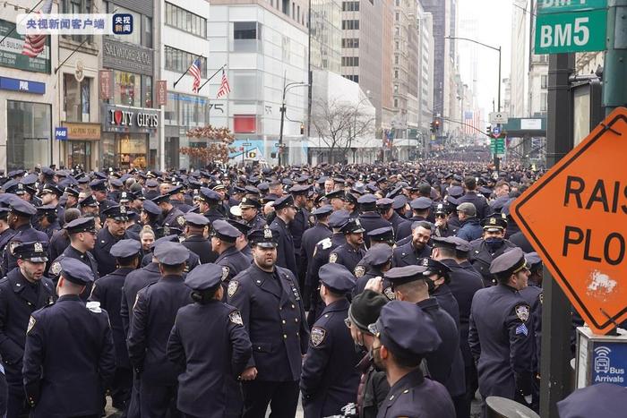 美国纽约数万警察聚集 悼念遭枪击身亡的年轻同事