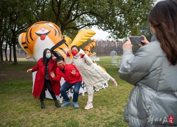 风帆祈福、花车巡游、冰壶迎冬奥，东方绿舟里年味十足