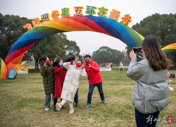 风帆祈福、花车巡游、冰壶迎冬奥，东方绿舟里年味十足