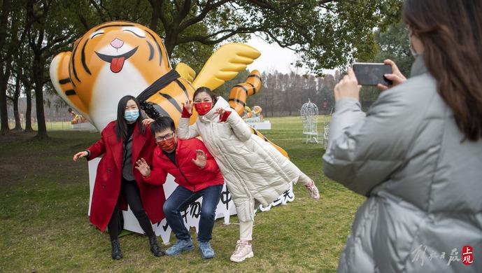 风帆祈福、花车巡游、冰壶迎冬奥，东方绿舟里年味十足