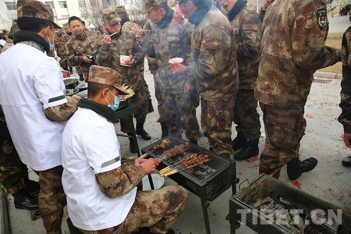 西藏拉萨警备区某团组织春节游园活动欢乐多